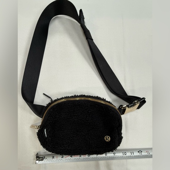 lululemon athletica Black Sherpa Crossbody Belt Bag - Picture 3 of 16